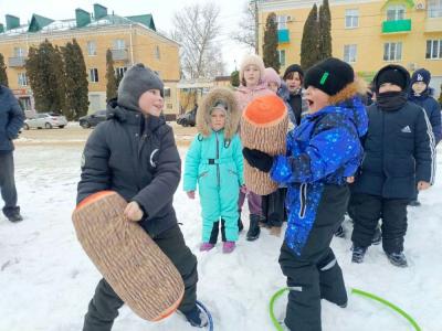 Амчане проводят свободное время на катке всей семьей