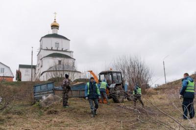 Сотрудники группы компаний «ЭнергоПроф» совместно с администрацией города Мценска провели субботник на берегу водоема в районе горы Самород