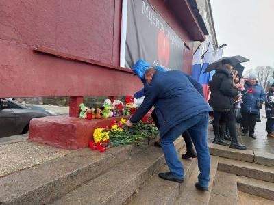 Жители города Мценска несут цветы к стихийному мемориалу жертв теракта в Крокус Сити Холле