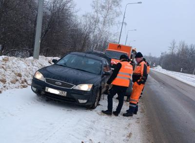 Мценские дорожники помогли автоледи на трассе у деревни Головлево