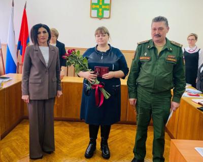 В Мценском районе супруге бойца, погибшего в ходе специальной военной операции, вручили орден мужества