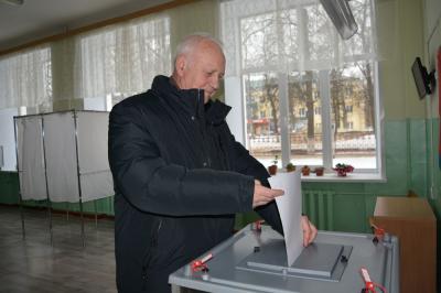 Председатель Мценского городского Совета народных депутатов Владимир Балабанов проголосовал на выборах Президента России